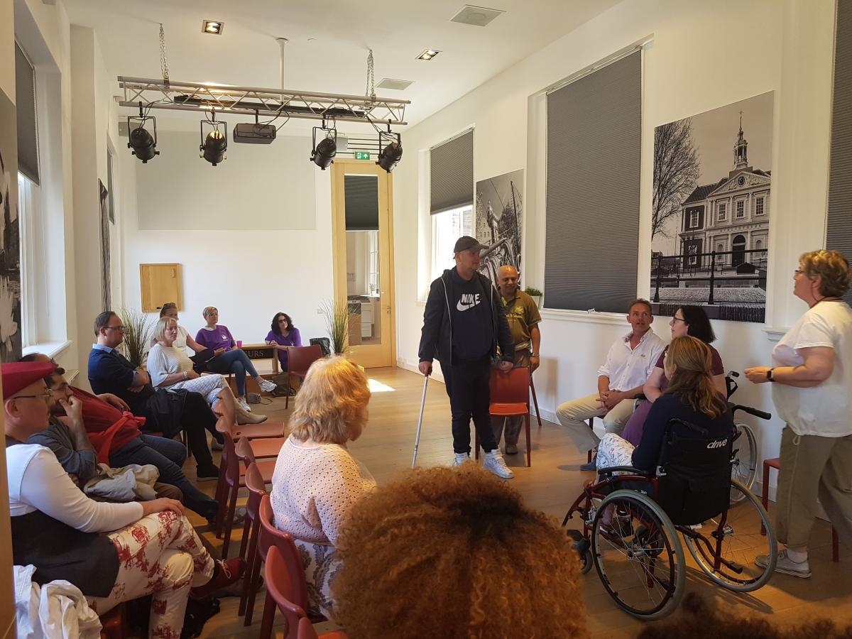 Presentatie van theatergroep Hersenkronkels in de Korenbeurs in Schiedam