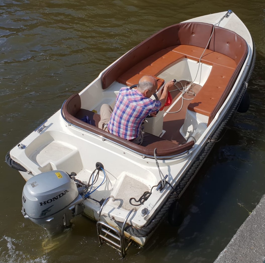 VAREN op een Sloep in de   Amsterdamse grachten