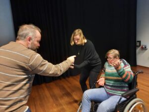 Theatergroep Hersenkronkels speelt ‘Thuis begint het pas’ in theater Floralis in Lisse