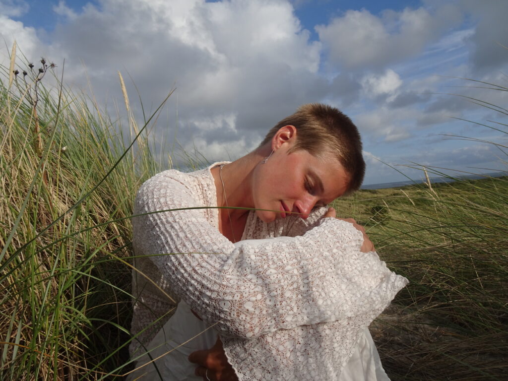 Foto van Elce die haar ervaringsverhaal deelt en doneert