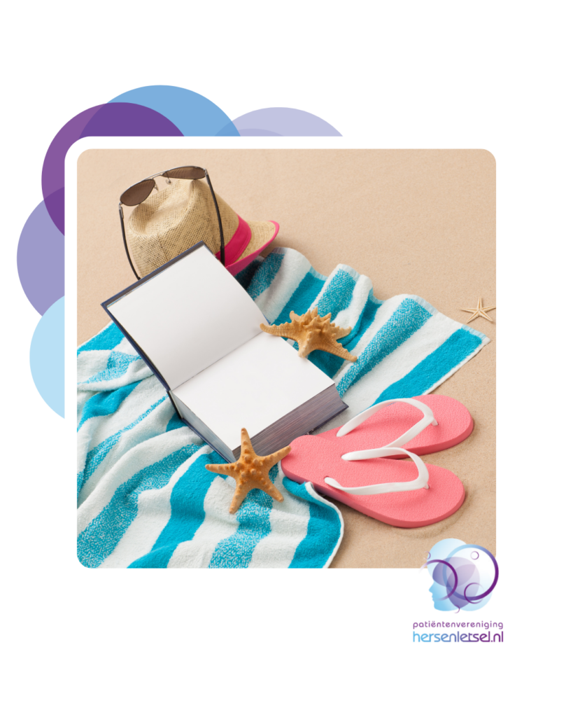 Een foto van een strand, met een strandhanddoek waar een boek, slippers, een goed en een zonnebril op liggen.